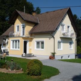 Ferienwohnungen Rasinger, hotel in Schiefling am See