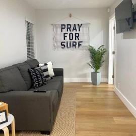 Steps To The Beach, Main Street and Pacific City - 2BR, hotel in Huntington Beach