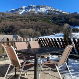 Montclar Appart 4 à 6 places - terrasse vue panoramique - idéalement situé, hotel in Montclar