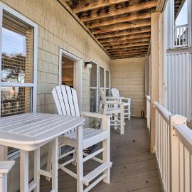 Ocean Club Condo w/ Community Pool & Hot Tub, hotell i Salter Path