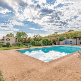Seranna 2, hotel in Papiano