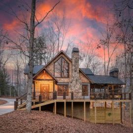 WolfCabin Lux Family Home, Fire Pit, Hot Tub, ADA ramp, ez paved rds, отель в городе Morganton