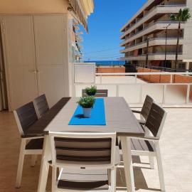 Relax y cómodo APARTAMENTO CON GRAN TERRAZA, PARKING, PISCINA Y CON VISTAS AL MAR, A SOLO 50 m DE LA PLAYA, hotel in Daimuz