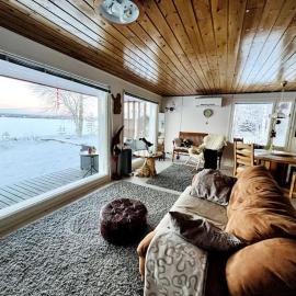 Lapland Sunrise Cottage with lakefront Sauna