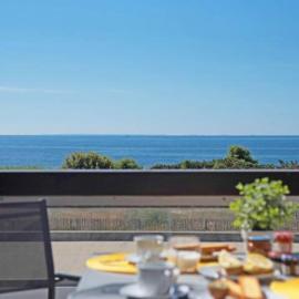 Carnac superbe appt 4 pers vue exceptionnelle sur la mer, hotel in Carnac