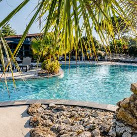 Camping Domaine Les Oréades - Maeva Sélection、サンギネのホテル