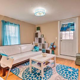 Cozy Third-Story Apartment in Dtwn Brockton!, hotel u gradu 'Brockton'