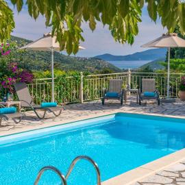 Villa Regina -Hidden Eden with Treehouse & Heated Pool