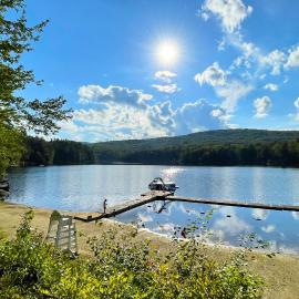 Spacious, Sunny Lake House! Close to ski trails., hotell sihtkohas Windsor