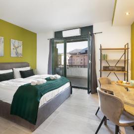 Monolocale con terrazzo vista lago Via Cassarinetta 7 by LR