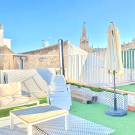 Top-notch downtown house with private rooftop terrace and parking opt, Hotel in Sevilla