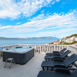 Villa Ana Komarna Sea View with Jacuzzi, Hotel in Komarna