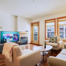 Mtn View Escape with King Size Bed with Outdoor Pool - Banff Pass Included!