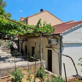 Apartments Maruška, hotel in Sobra