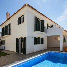 Vila com piscina e jardim privado