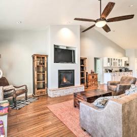 Spacious Williams Home w/ Yard: Near Hiking!, hotel din Williams