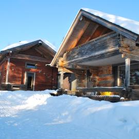 Northern lights home opposite the mountains, hotel in Ylikyro