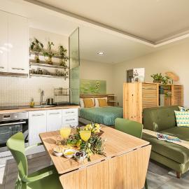 Olive Lemon Biophilic House & Lush Forest Garden, hotel a Vamos
