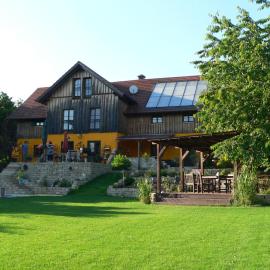 Reiterhof vom Litzlbach، فندق في Langquaid