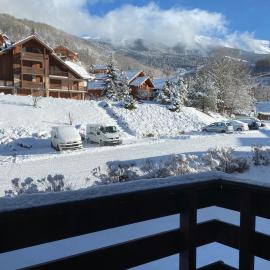 Appartement T2 avec balcon vue sur la montagne - Serre Chevalier Chantemerle Saint Chaffrey - linge de maison non fourni, hotel a Saint-Chaffrey