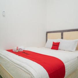 RedDoorz near Bundaran Ciceri, hotel din Kumprung