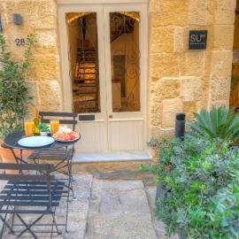 Cute and modern duplex apartment in ideal location RCAS1-1, Hotel in Valletta