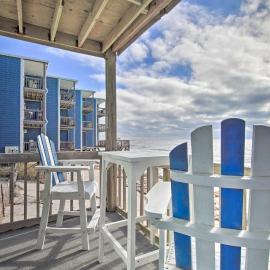 Oceanfront Condo w/ Views in North Topsail Beach!, hotel in North Topsail Beach