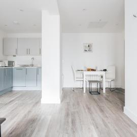 Contemporary Two Bedroom Duplex - Secluded Residence with Parking in a Prime Central Location, hotel u gradu Bornmut
