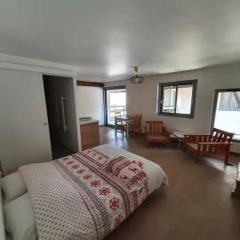 La maison du lac, hotel u gradu Dusar