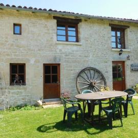 Chatenet self catering stone House for 2 South West France, hotell i Limalonges