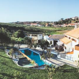 The Far End Surf House - Surf & Yoga Holidays, hotel in Lourinhã