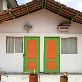 Room with 1 double bed and 2 single beds, hotel en Risaralda