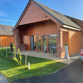 31 Cherry East Riding of Yorkshire Hot Tub & Fishing، فندق في Garton