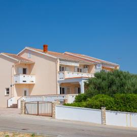Apartments Tonka, hotel in Kustići