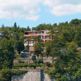 VILLA VOLOSKO with private parking and breakfast,seaview: Volosko şehrinde bir otel
