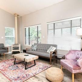 Cozy home for families with game room & playground, hotel in Ridgefield