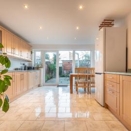 BEST PRICE! LARGE HOME - SMART TV - COMFY BEDS - GARDEN - 4 Single Beds or 2 Doubles! SLEEPS UP TO 4 GUESTS!!