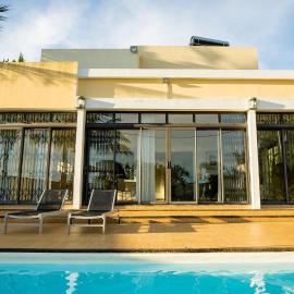 Villa Angelou - Sunlit Beach Getaway with Pool and WIFI، فندق في بيل مار