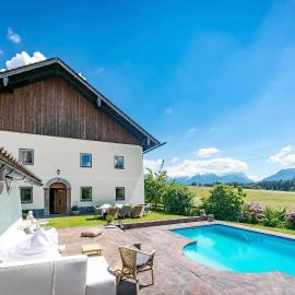 Chalet Wiesengut all famous ski areas around us, 10 min to salzburg, mountainview, hotel i Adnet