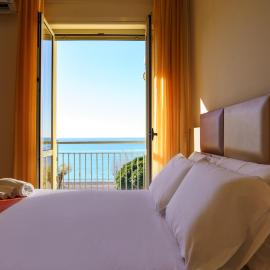 Hotel Tirreno، فندق في سابري