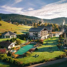 Viesnīca Wellness & Genuss Resort - Engel Obertal pilsētā Baijersbronna