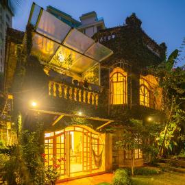 SaffronStays Birdsong - 3BR pet-friendly villa with lawns, treetop terraces, gazebo dining & tennis court, hotel in Mumbai