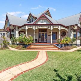 Federation home in town, close to lake & shops