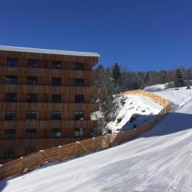 Ferienwohnung 3,5 Zimmer direkt an Ski- und Bikepiste, hotel v destinácii Flims
