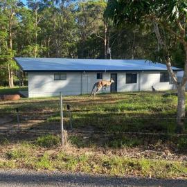 Rural Self Contained 3 bedroom Cottage on acreage,, hotel in Landsborough