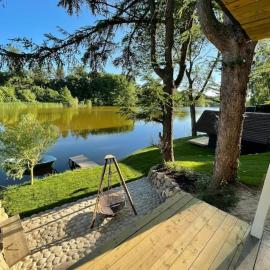 Hyggelig sommerhus. med udsigt, til vand fra senge، فندق في Veksø