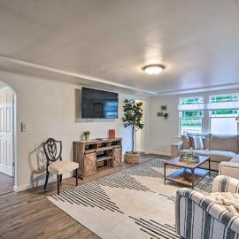 2-Acre Farmhouse in Redmond w/ Deck & Grill!, khách sạn ở Redmond