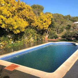 Casa Bella Vista en montaña con vistas al mar y piscina privada, hotel u gradu 'Cunit'