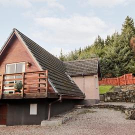 Larchfield Chalet 2, hotel din Auchterneed