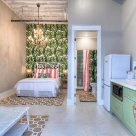 Banana Bay Boutique Retreat Near Cruise Port One Mile to Beach with Free Bikes, hotel in Galveston